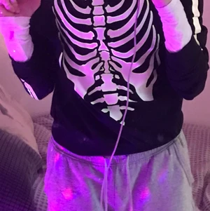 Självlysande skelett tröja - En självlysande skelett tröja som aldrig är använd. Den köptes nyligen. Toppskick! DMa jätte gärna, svarar snabbt!!💗