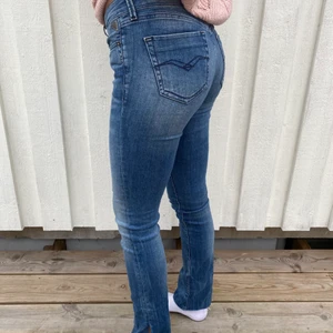 Blåa jeans från REPLAY, W28 L34 - Sjukt sköna jeans från REPLAY som tyvärr börjar bli lite små för mig. Dom sitter jättebra och är lagom höja i midjan. Längst ner på byxbenen är dom klippta hemifrån till en liten slits som man kan se på sista bilden. Frakt tillkommer 62kr 💞