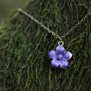 Handgjort halsband med guldpläterad berlock 🌸 Blomman är cirka 1,5 centimeter i diameter och kedjan är i förgyllt järn och cirka 47 cm lång, så berlocken ligger vackert mellan nyckelbenen. Jag kan göra kedjan i en annan längd om så önskas! Det finns också tillhörande örhängen att köpa till, nytt pris för set: 100kr ✨ Halsbandet levereras i en fin liten presentpåse. Frakt på 13kr tillkommer 🌞