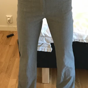 Grå kostymbyxor - Riktigt snygga grå kostymbyxor med raka ben. Köpt second hand men skulle säga att storleken motsvarar XS/34. Jag är 170 lång🤍💗🤍💗