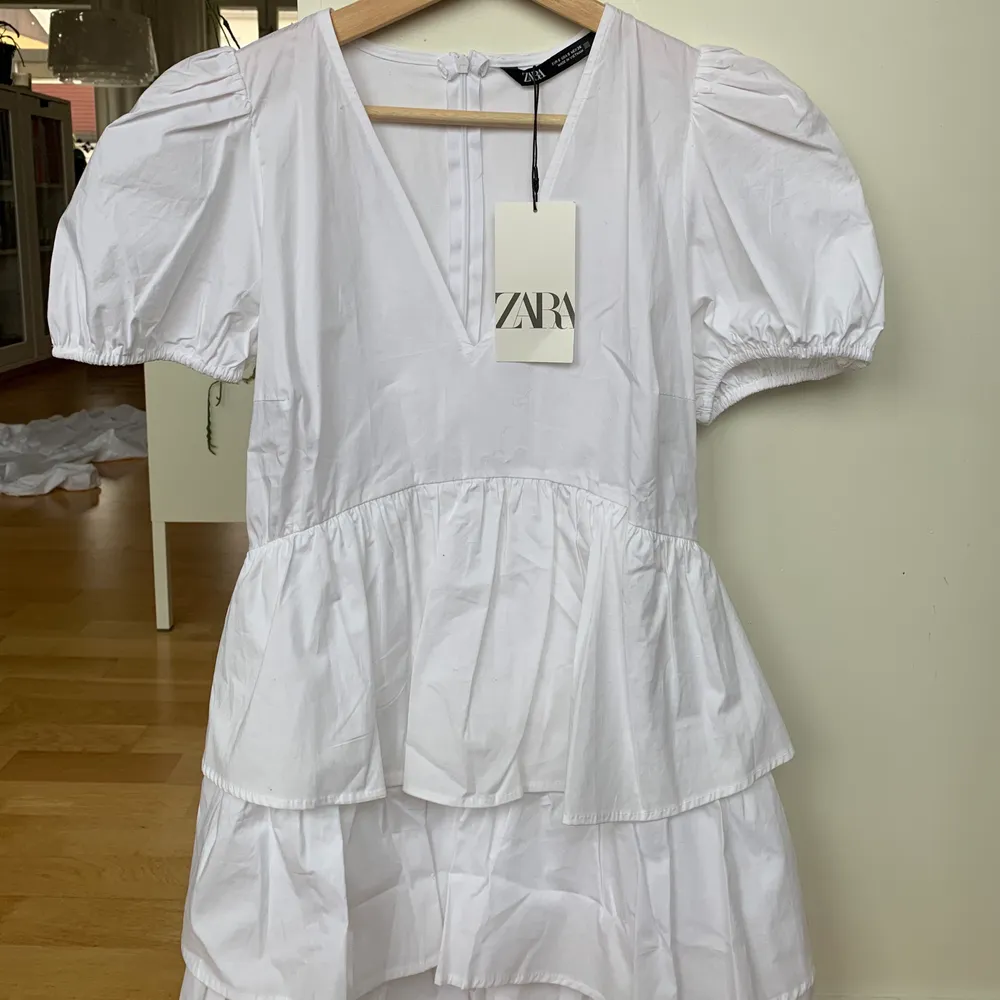 Supersöt klänning från ZARA (helt ny)!!!💗💗sitter jättefint å är perfekt lång:) kan skicka men köparen står för frakt😆HÖGSTA BUD 450. Klänningar.