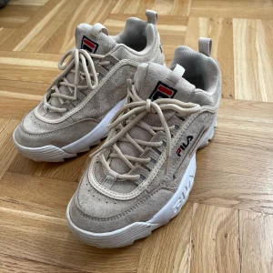 Fila skor - Säljes pågrund av ingen användning längre. Endast använd förra våren så det är så gott som nya! Storlek 39, men små i storlek så passar till 38! 600kr + frakt. Köpta för 1300kr