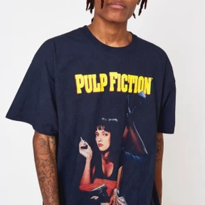 Pulp fiction  - Säljer min superfina oversized t-shirt från UO med Pulp fiction tryck på! Den är köpt här på Plick bara för några dagar sedan för 250kr och ja valde att sälja den igen eftersom jag behöver pengar :) 😙 På hemsidan kostar den runt 450kr. Den är i storlek M och i fint skick skulle jag säga.