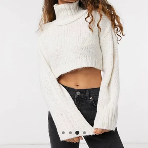 croppad stickad polotröja - Croppad stickad polotröja i en superfin beige färg🧚🏽‍♀️