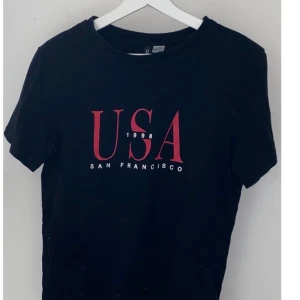 T-shirt - En T-shirt ifrån H&M i storlek S. Använt några gånger, men fortfarande i jättebra skick.