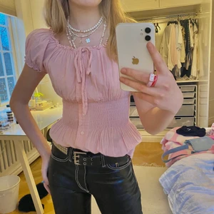 Topp - Säljer min fina rosa sommartopp! Väldigt skön och går både att klä upp och ner. Mycket strechigt material vilket gör att de passar många storlekar😊 Fint skick men säljer för att den inte kommer till lika mycket användning längre.