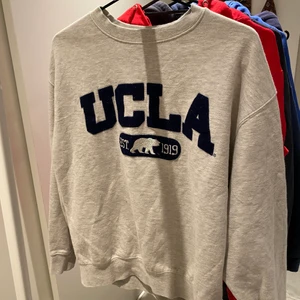 Vintage tröja - Skitsnygg vintagetröja med UCLA tryck💕 Con: Mycket bra! Startbud på 100kr. Buda i kommentarerna💕 uppskattad storlek:L