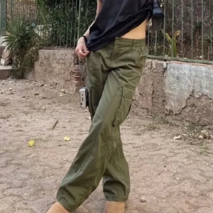 Gröna cargobyxor - Säljer dessa lågmidjade, militärgröna cargobyxor då de inte används tillräckligt mycket. Använda, men fortfarande i fint skick. Väldigt bekväma och luftiga💓