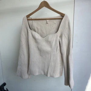 Krämvit tröja - Krämvit tröja med urringning 