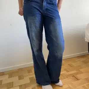 Otroligt coola jeans som är super duper fina och snygga 🤩 jag rekommenderar stort 🤩🤩 det är low waist straight jeans 🤙jätte bra matrial