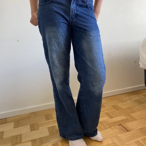 Värsta coola jeansen  - Otroligt coola jeans som är super duper fina och snygga 🤩 jag rekommenderar stort 🤩🤩 det är low waist straight jeans 🤙jätte bra matrial