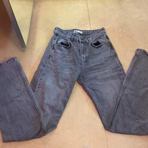 full length petite flare jeans ifrån Gina tricot storlek 34, säljer då de inte passar mig längre de är i bra skick. Originalpris köpte för ca 600 kr