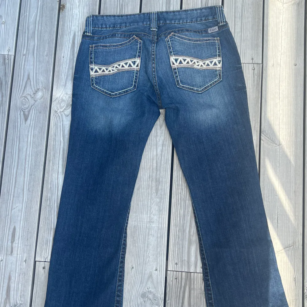Storlek 30 Straight fit jeans med sjukt snygga detaljer och i fint skick . Jeans & Byxor.