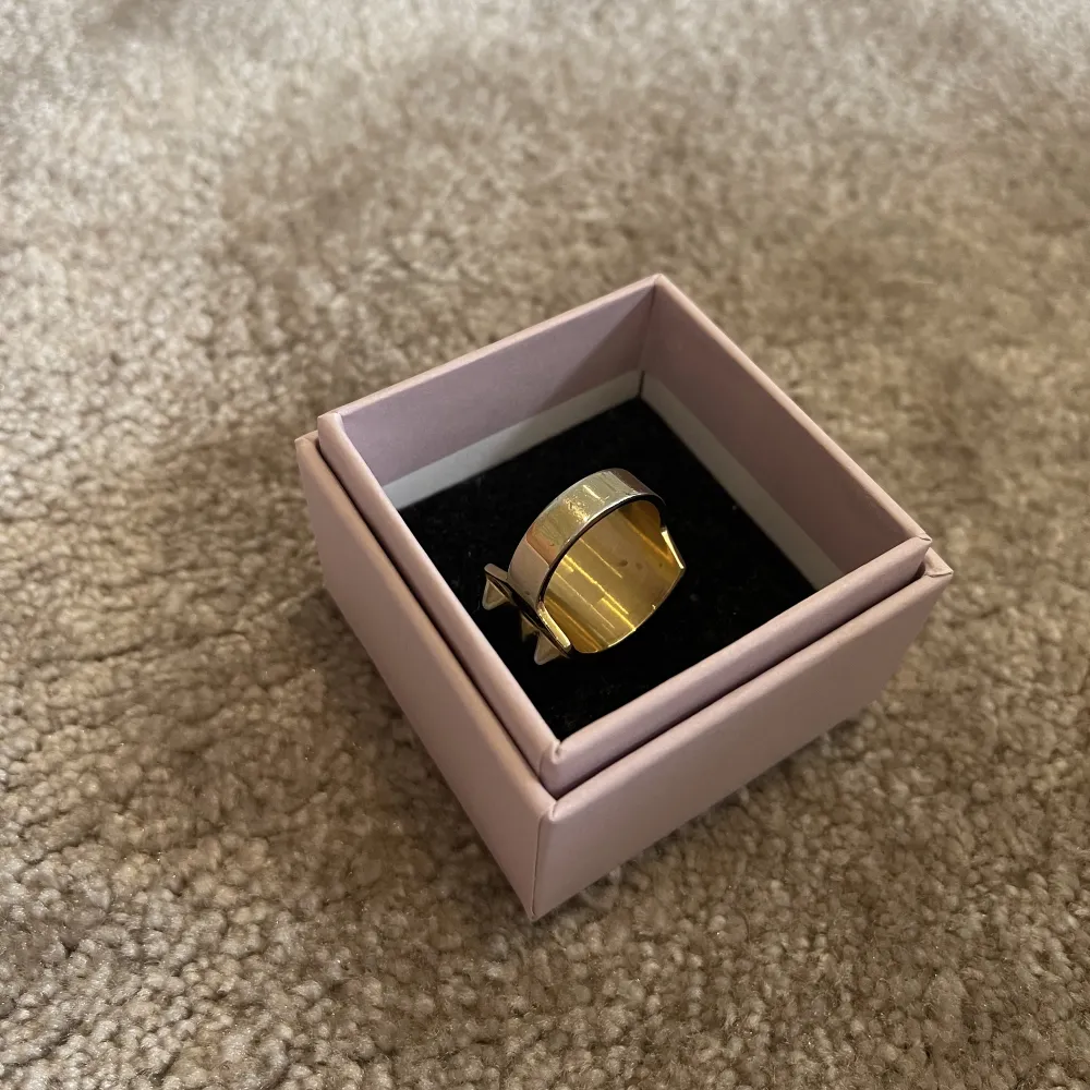 Säljer min Edblad ring i guld. Den har tappat lite färg men det är inget man tänker på på långt håll, men därav priset, nypris är 399❤️. Accessoarer.