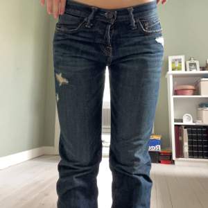 Säljer mina assnygga jeans!! På första bilden pallade jag inte knäppa alla knappar… De motsvarar storlek S/36😽 (Kommer tyvärr inte kunna posta förrens 8/9 aug)