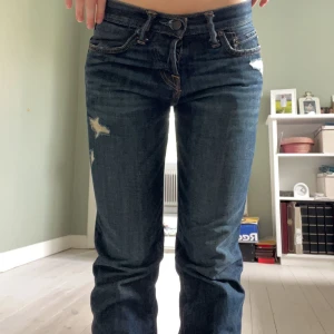 Mörkblå jeans💖 - Säljer mina assnygga jeans!! På första bilden pallade jag inte knäppa alla knappar… De motsvarar storlek S/36😽 (Kommer tyvärr inte kunna posta förrens 8/9 aug)
