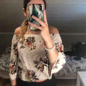 Fin topp - Fin somrig blommig topp 