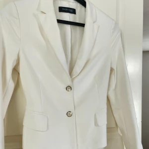 Vit Guess Kavaj  - En oanvänd Guess kavaj i vitt