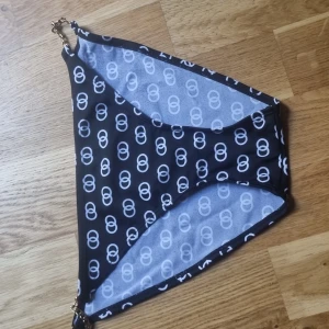 Oanvänd bikini trosa - En oanvänd snygg binkitrosa. Mönstret ser lyxigt ut och bikini trosan har detaljer på sidan i form av (fejk) guldkedjor. 