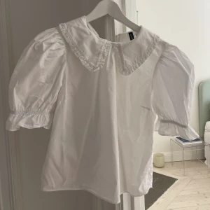 Söt topp - Söt topp med krage storlek 38. I toppskick.