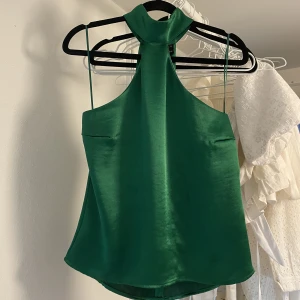Grön topp - Supersöt grön topp i satin från Gina tricot. Har några dragna trådar annars i fint skick. Frakt tillkommer. 