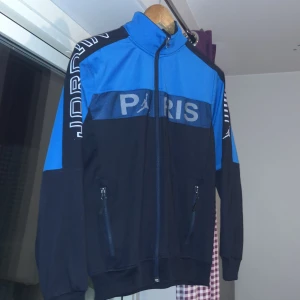 Jorden MMM sport wear tröja - Jorden sport wear törja är i nyskick och är knappt använd säljer för att har en likadan. Passar både storleken s och m. Priset kan diskuteras😉