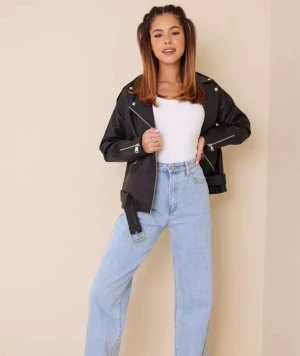 Skinnjacka - Jättefin skinnjacka från missguided. Säljer då jag inte fått någon användning av den på sistone. Den är kanske ett år gammal men sparsamt använd och har inga synliga skador eller så. Den är lite oversized i modellen. Skriv för fler bilder och frågor🌸