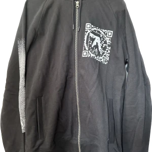 Aphex twin hoodie - Aphex twin hoodie köpt på konserten i Stockholm. Använd en gång. Asfet, säljer endast för att jag behöver pengar. Skriv helst innan köp.