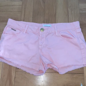 Rosa shorts - Jättefina rosa jeansshorts som tyvärr är för stora för mig. Färgen är mest lik tredje bilden. Skriv för fler bilder eller frågor. Köparen står för fraktkostnaden 🩷