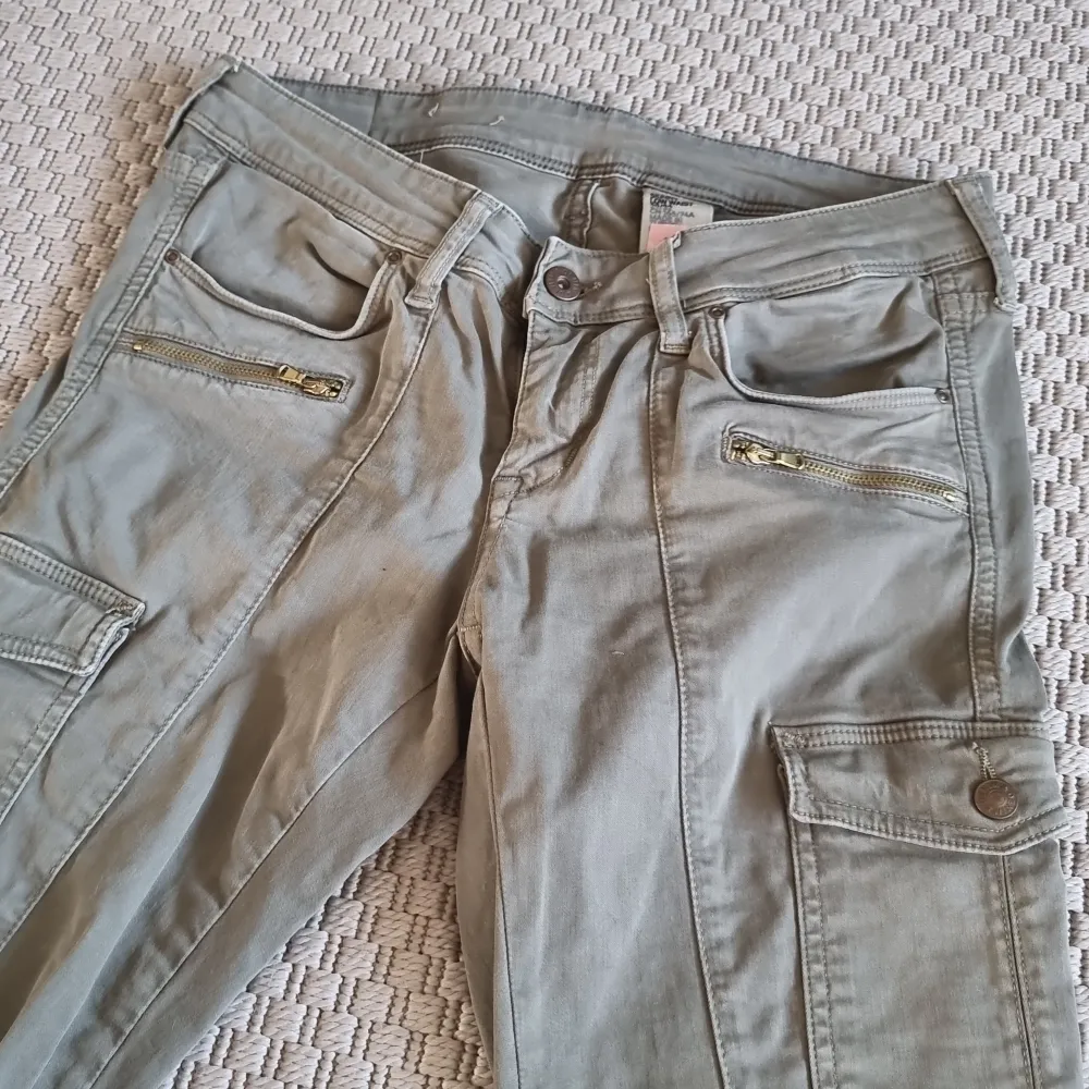 Khakifärgade jeans cargomodell. Skinny, low waist. Använda nån enstaka gång. . Jeans & Byxor.
