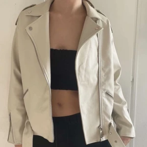 Biker jacka  - Helt ny utan prislapp, så cool skinnjacka från Missguided 