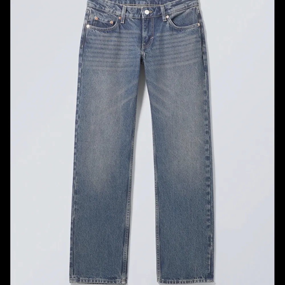 storlek 24/30 i färgen Dusty Blue. jättefina low rise straight jeans, mina absoluta favoriter från weekday. Sparsamt använda, inga synliga fel. Jeans & Byxor.