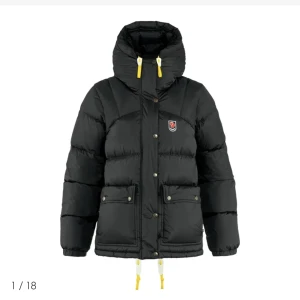 Fjällräven jacka (Sommarpris) - Nyskick, 1 defekt som knappt syns. Pris är diskuterbart. Storlek xxs men passar mer s då det är stor. Nypris 7000.