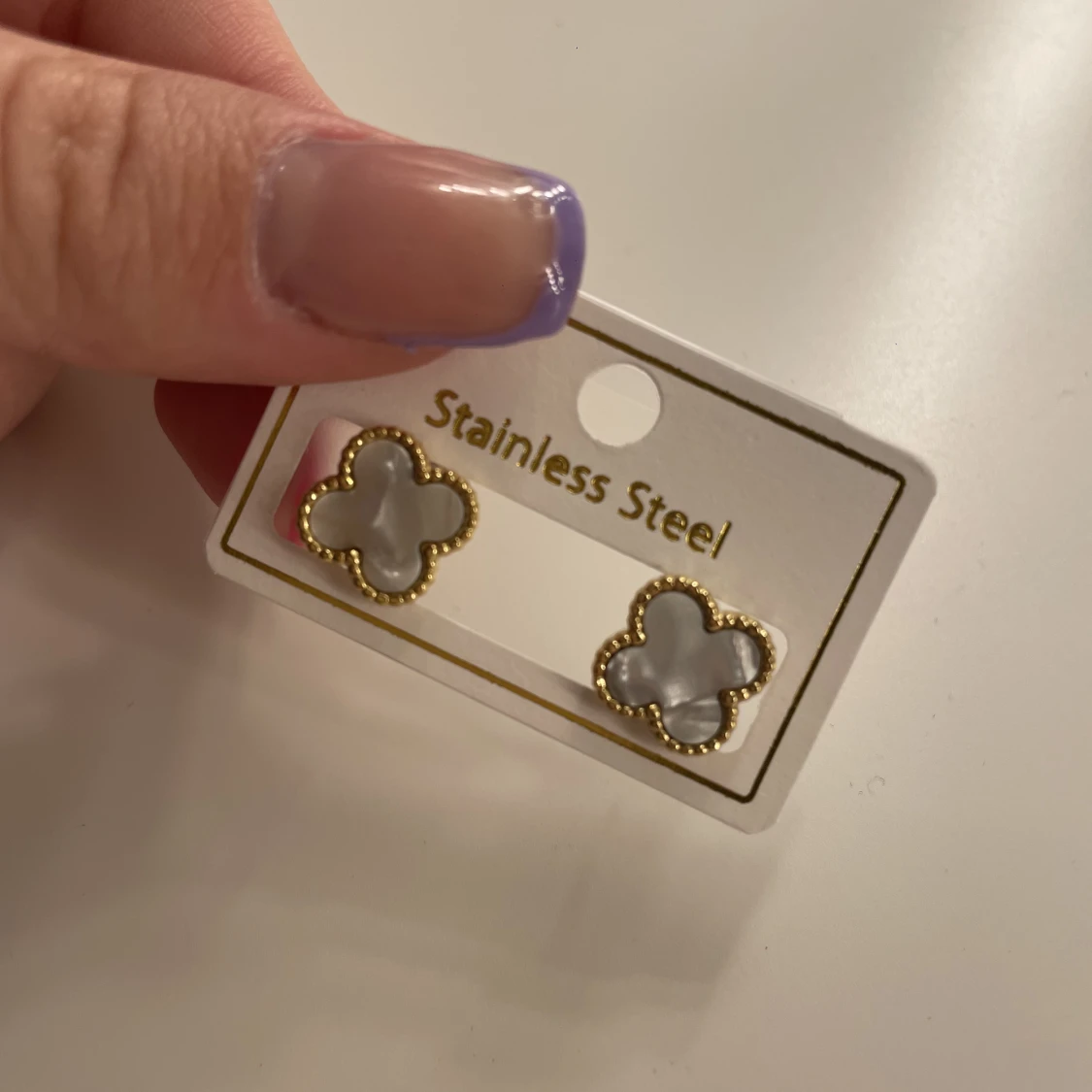 Vita klöverörhängen