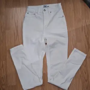 Vita skinny jeans från lager 157 i modelle snake. Dem är använda max 1 gång, ser helt nya ut.