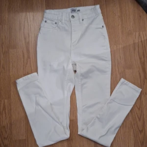 Vita Skinny seans  - Vita skinny jeans från lager 157 i modelle snake. Dem är använda max 1 gång, ser helt nya ut.