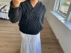 Svart stickad tröja - Svart stickad tröja med luva, stickad hoodie i storleken XS från TopShop