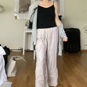 Beiga linnebyxor - Supersköna linnebyxor från Gina! Säljer då de inte kommer till användning. Strl 34 men passar 36 också! 🫶🏻Använda en gång. 