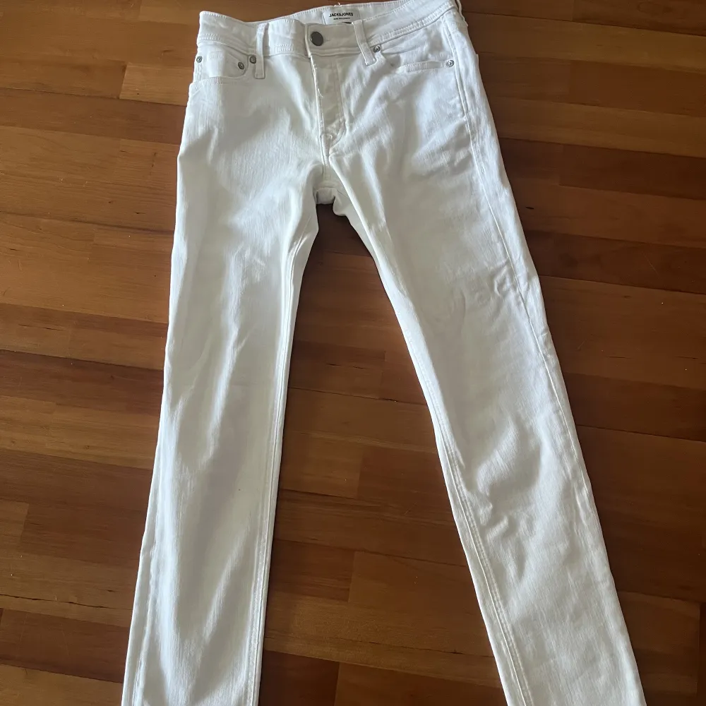 Vita jeans från Jack&Jones. Nästan helt nya, använd endast två gånger.  Storlek 29W 34L. . Jeans & Byxor.