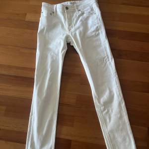 Vita jeans från Jack&Jones. Nästan helt nya, använd endast två gånger.  Storlek 29W 34L. 
