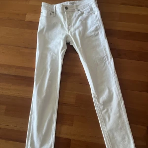 White Slim Jeans - Vita jeans från Jack&Jones. Nästan helt nya, använd endast två gånger.  Storlek 29W 34L. 