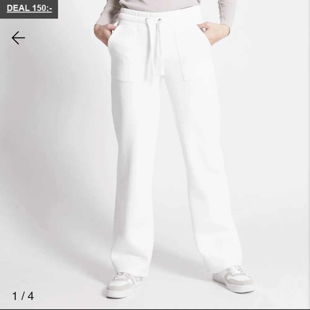 Säljer dessa vita mjukisbyxor från lager 157 eftersom de inte kommer till användning, nyskick då de aldrig använts . Jeans & Byxor.