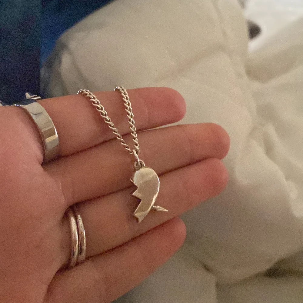 hej! är det någon som vill byta detta halsband från maria nilsdotter i samma fast guld! helst längd 45!💕. Accessoarer.