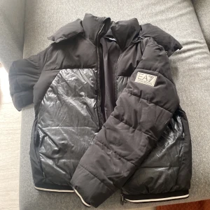 EA7 vinterjacka  - Jackan är i bra skick även fast den är andvänd i två vintrar. Den har inga hål eller stora fläckar. Kvitto kommer med. Nypris 3600kr 