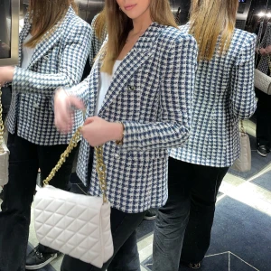 Rutig kavaj  - Rutig kavaj från Zara till salu. Kavajen är använd fåtal gånger och har inga defekter. Har växt ifrån denna stil så vill sälja den. Den är i storlek M och är normal i storlek. Det är en figursydd kavaj med struktur så den har en mycket fin passform. 