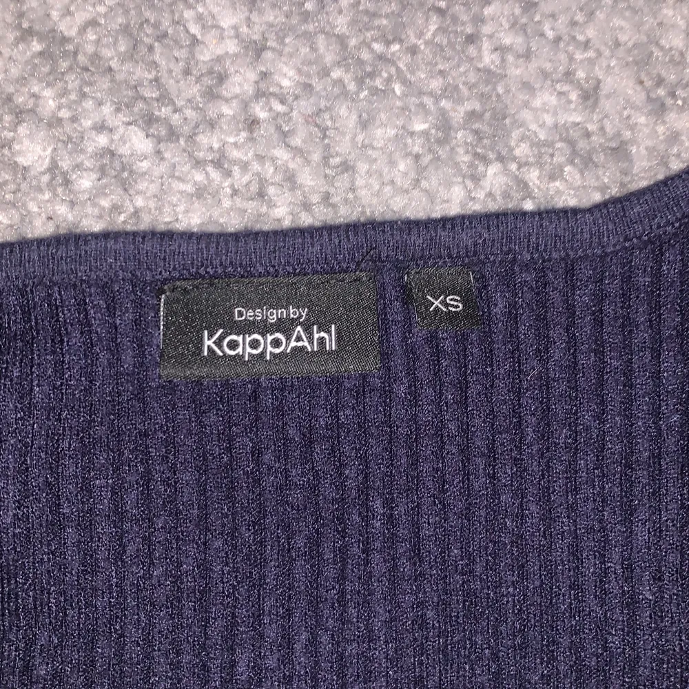 Mörkblå V ringad tröja från Kappahl storlek XS Tröjan är ribbad och väldigt stretchig även ganska långa ärmar. Tröjor & Koftor.
