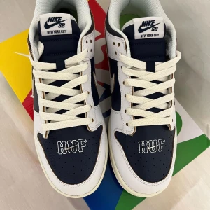 Nike dunk Low huf new york  - Fråga om fler bilder.  Har använt fåtal gånger. Original box och andra snören finns med    9/10 skick 