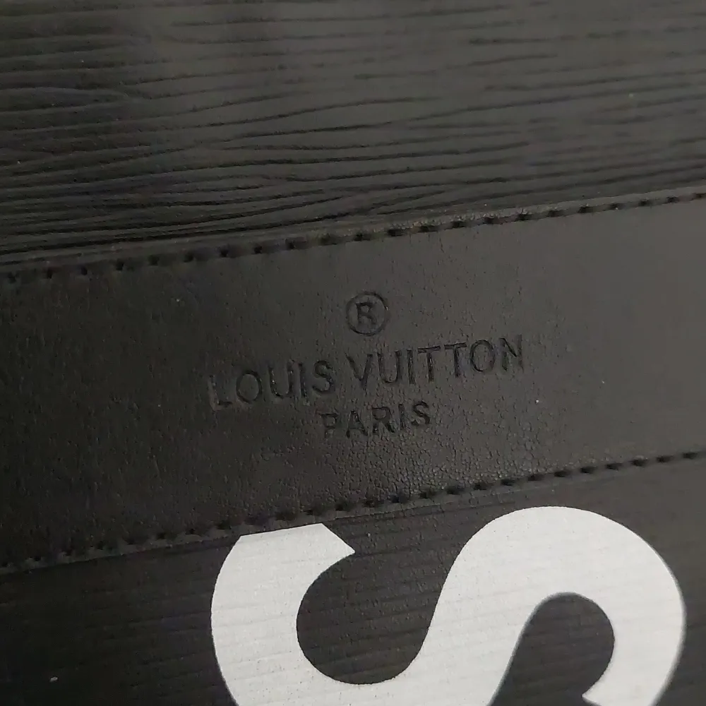 Supreme x Louis Vuitton väska i färgen svart läder. Väskor.