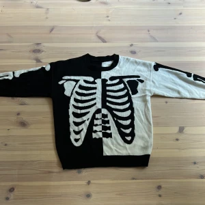 Skelett tröja  - En skelett tröja. Typ aldrig använt. Bra skick. 
