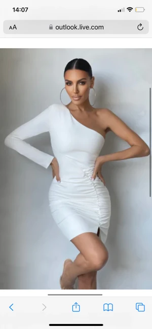 Lyxig klänning  - En så fin och lyxig klänning med finare material från Clublondon Jättefin och speciell men har tyvärr aldrig kommit till användning och väljer därför att sälja den.🤍 hittar inte den längre på hemsidan men förr betalade jag totalt cirka 980 kr för denna. 